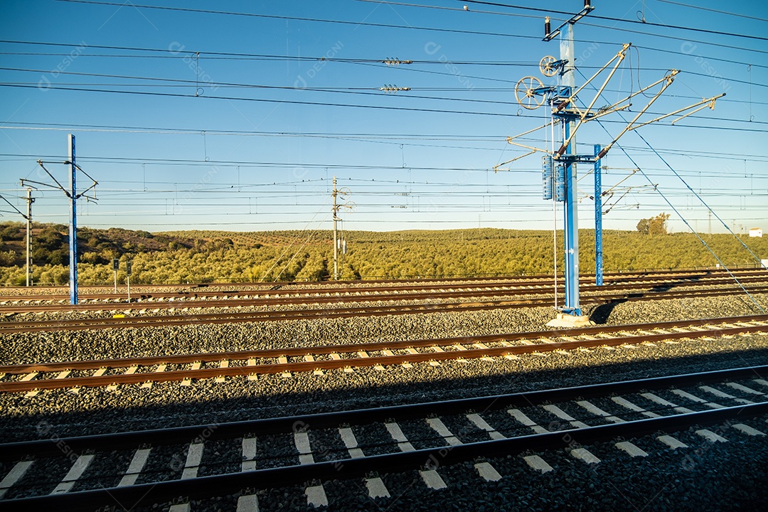 Vista dos trilhos da estação ferroviária de Ronda à noite.