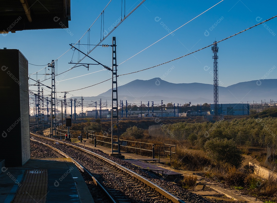 Vista dos trilhos da estação ferroviária de Ronda à noite.
