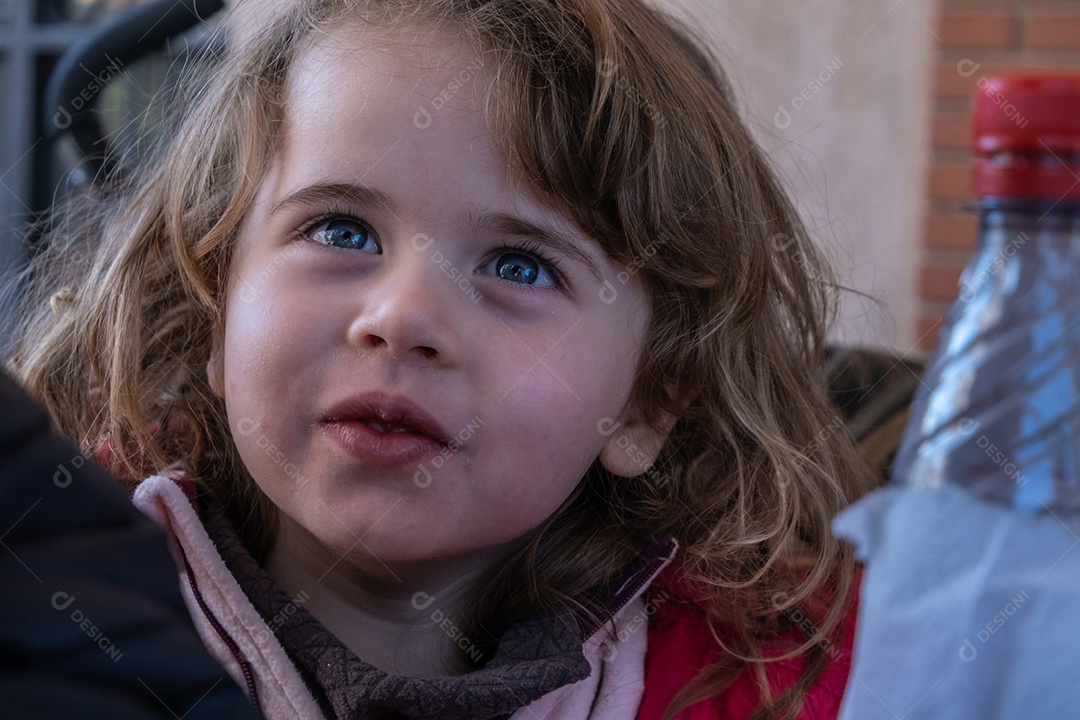 Típica menina espanhola comendo churros com chocolate e se divertindo.