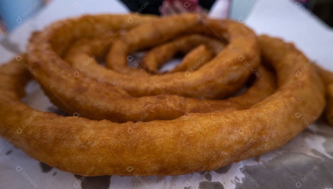 Churro espanhol típico vendido na rua.