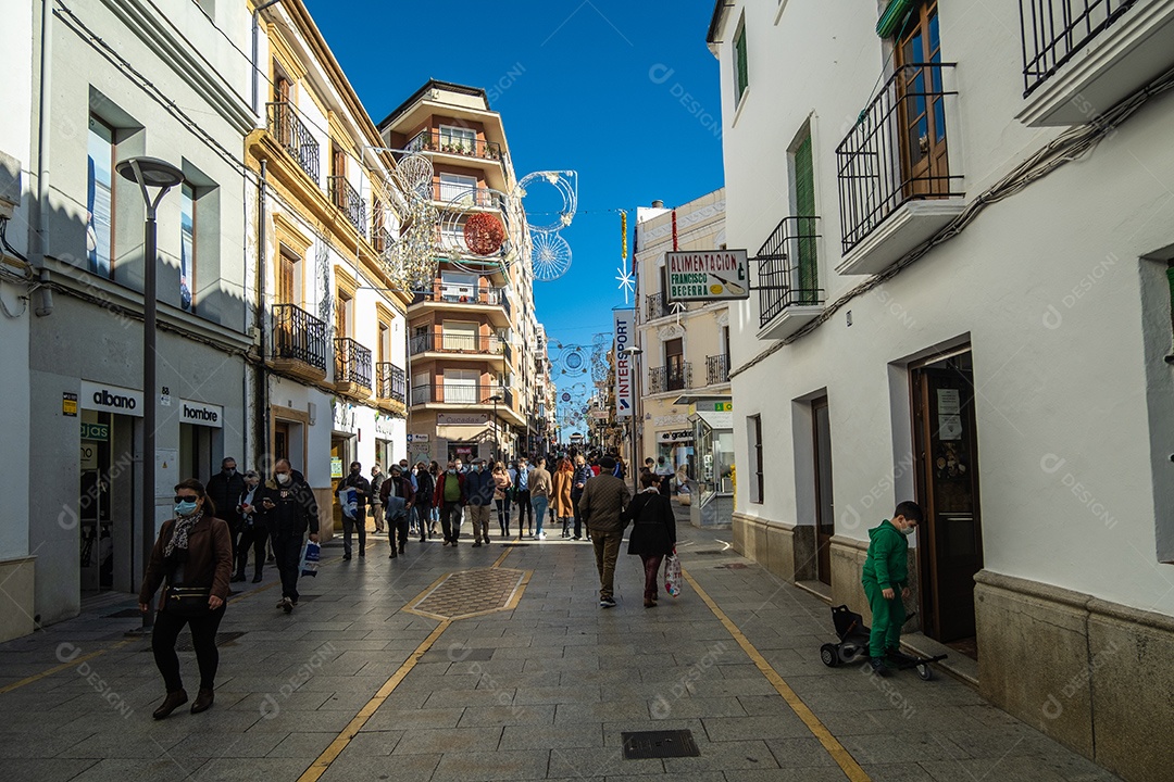 Turistas caminhando pelas ruas de Ronda, sul da Andaluzia, Espanha.