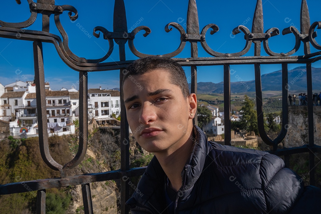 Bela vista do jovem com o desfiladeiro de Ronda ao fundo.