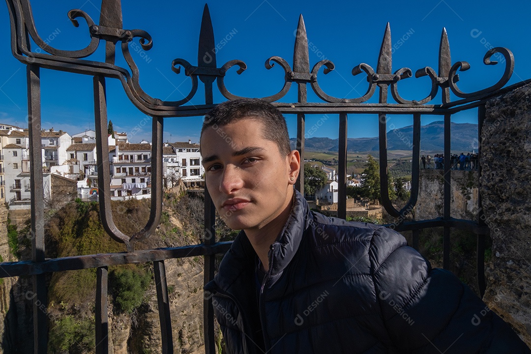 Bela vista do jovem com o desfiladeiro de Ronda ao fundo.