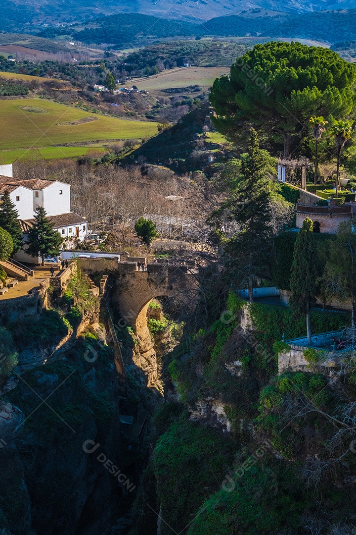 Pequena ponte perto da Ponte Velha (Puente Viejo) e do Desfiladeiro de Ronda (Tajo de Ronda) no rio Guadalevín. Andaluzia, província de Málaga, Espanha..