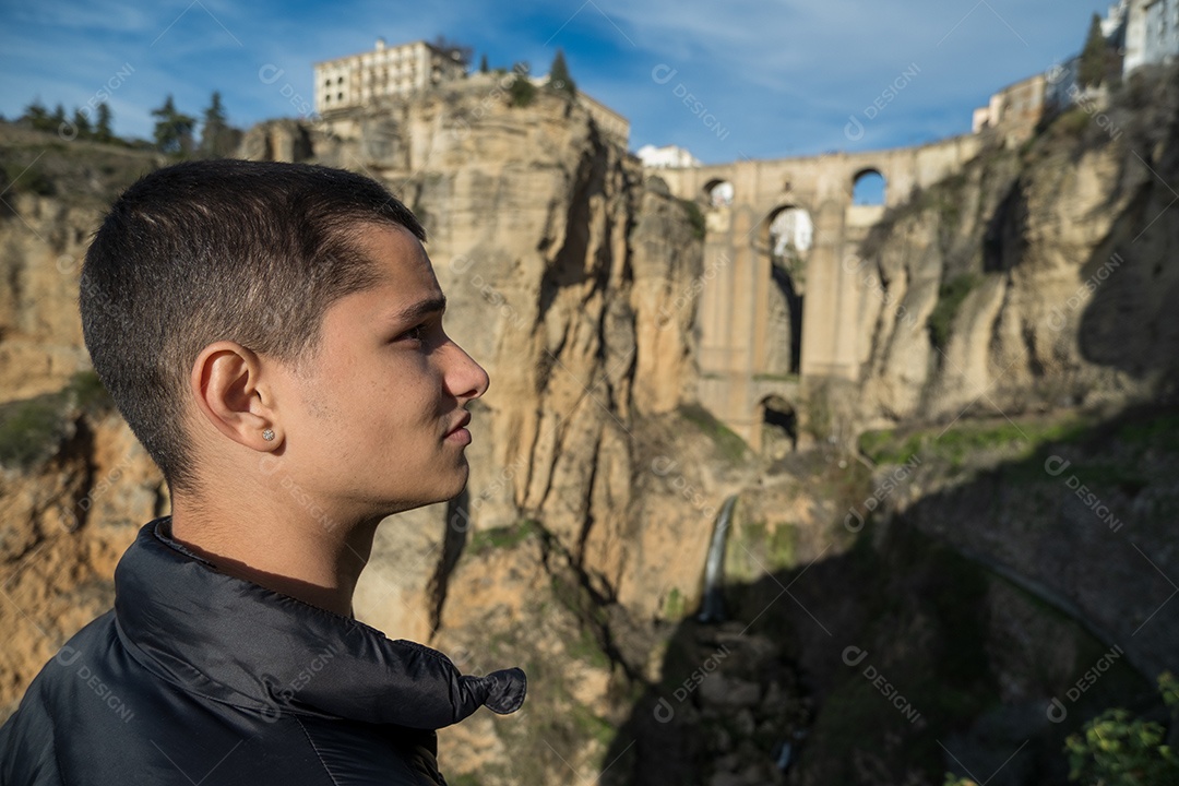 Jovem olhando para a famosa ponte Ronda na Espanha.