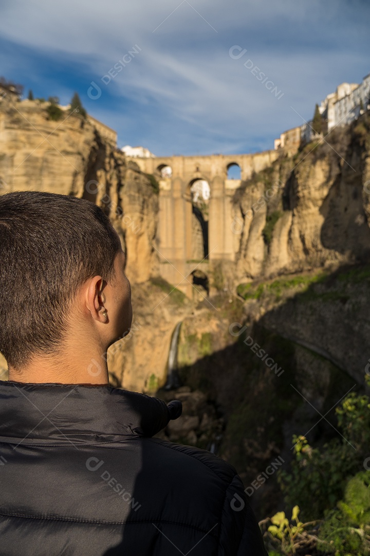 Jovem olhando para a famosa ponte Ronda na Espanha.