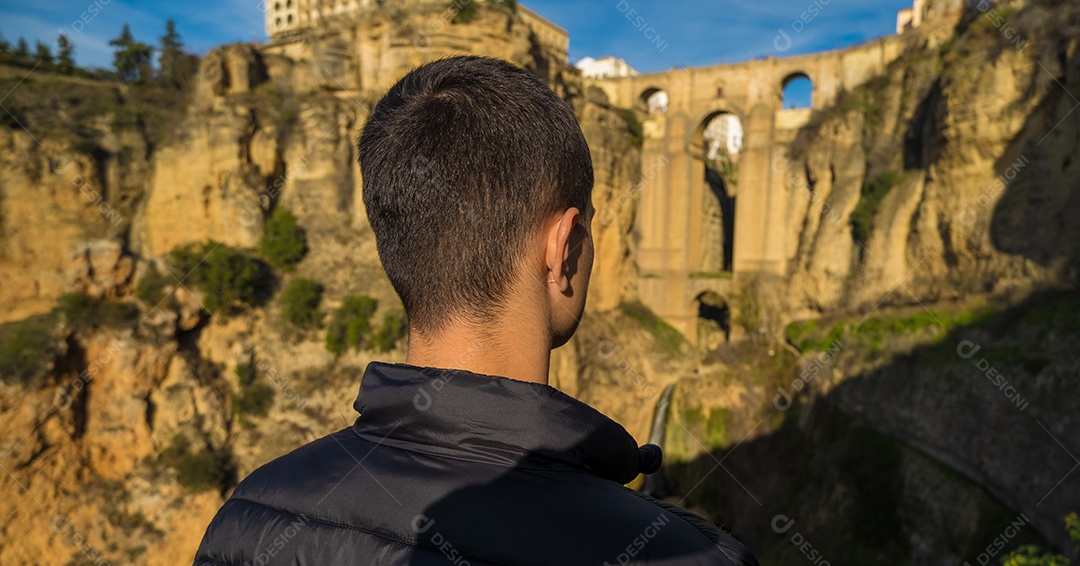 Jovem olhando para a famosa ponte Ronda na Espanha.