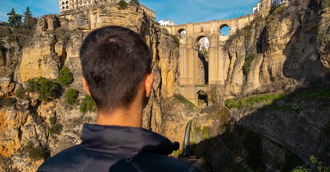 Jovem olhando para a famosa ponte Ronda na Espanha.