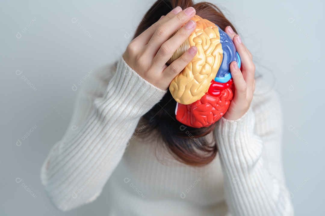 Mulher segurando modelo de cérebro humano. Dia mundial do tumor cerebral, derrame cerebral, demência, alzheimer, parkinson e conceito mundial de saúde mental