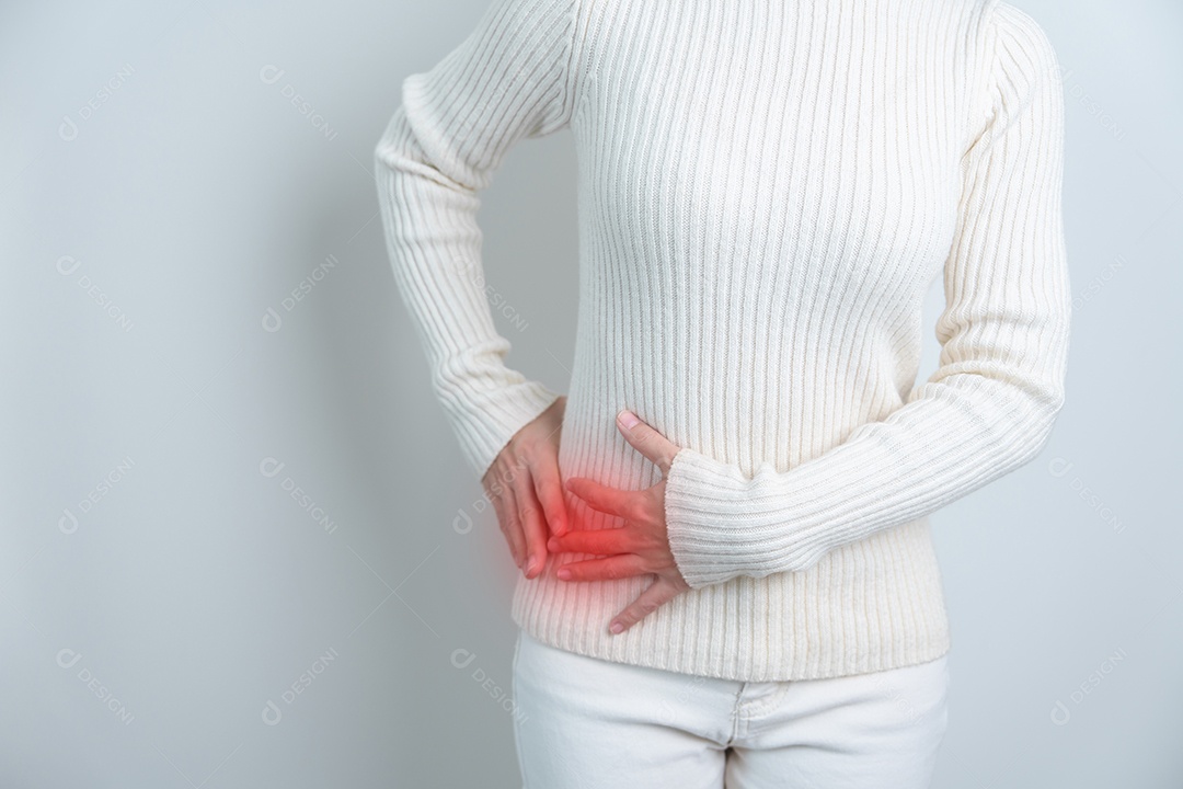 Mulher com dor nas costas. Sistema urinário e pedras, câncer, dia mundial do rim, estômago renal crônico, dor no fígado e conceito de pâncreas