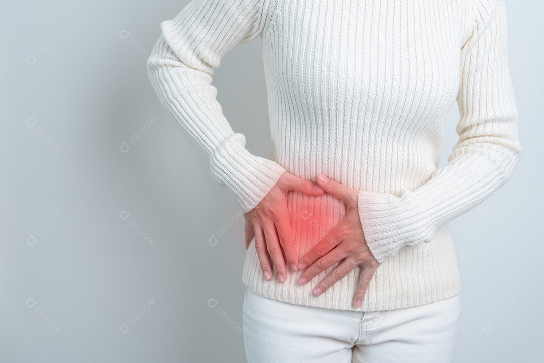Mulher com dor de estômago. Câncer de ovário e colo do útero, distúrbio do colo do útero, endometriose, histerectomia, miomas uterinos, sistema reprodutivo, menstruação, diarréia e conceito de gravidez