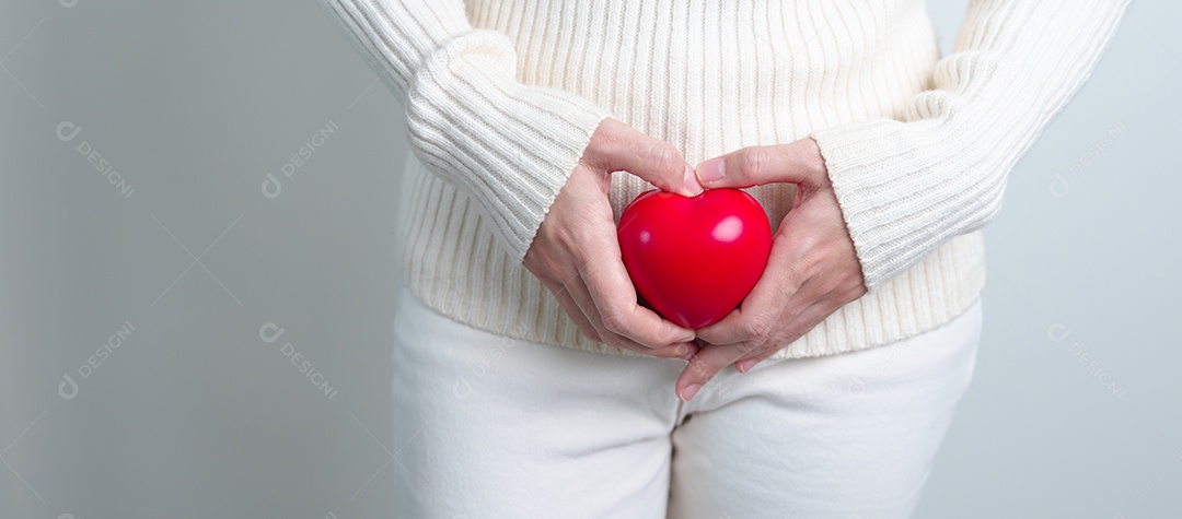 Mão de mulher segurando a forma de coração vermelho. amor, doador, dia mundial do coração, dia mundial da saúde e conceitos de seguro