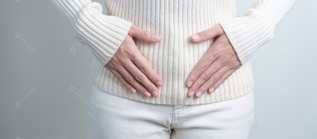 Mulher com dor de estômago. Câncer de ovário e colo do útero, distúrbio do colo do útero, endometriose, histerectomia, miomas uterinos, sistema reprodutivo, menstruação, diarréia e conceito de gravidez