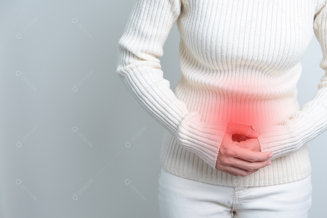 Mulher com dor de estômago. Câncer de ovário e colo do útero, distúrbio do colo do útero, endometriose, histerectomia, miomas uterinos, sistema reprodutivo, menstruação, diarréia e conceito de gravidez