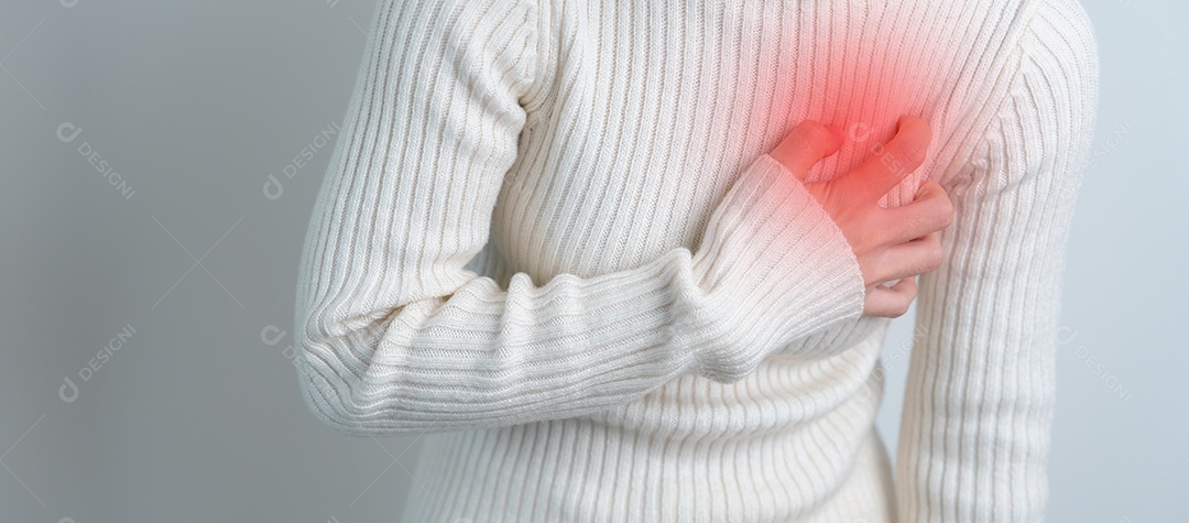 Mão de mulher segurando dor no peito. Doença cardíaca, doença de angina e doença de ataque cardíaco de sintoma Cardiovascular, aterosclerose, dia mundial do coração hipertenso e conceito de saúde