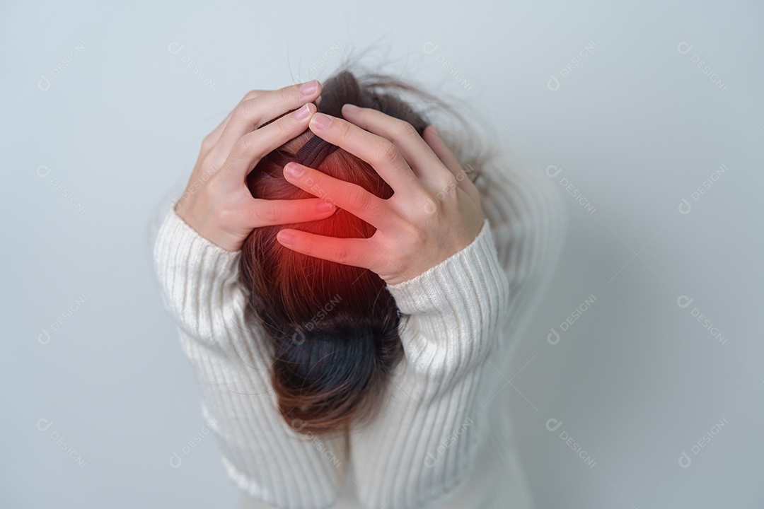 Mulher com dor de cabeça. estressado, enxaqueca, dia mundial do tumor cerebral, derrame cerebral, demência, alzheimer, parkinson e conceito mundial de saúde mental