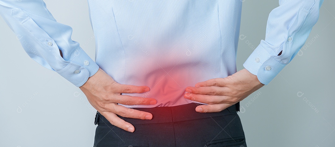 homem com dor nas costas. Sistema urinário e pedras, câncer, dia mundial do rim, estômago renal crônico, dor no fígado e conceito de pâncreas