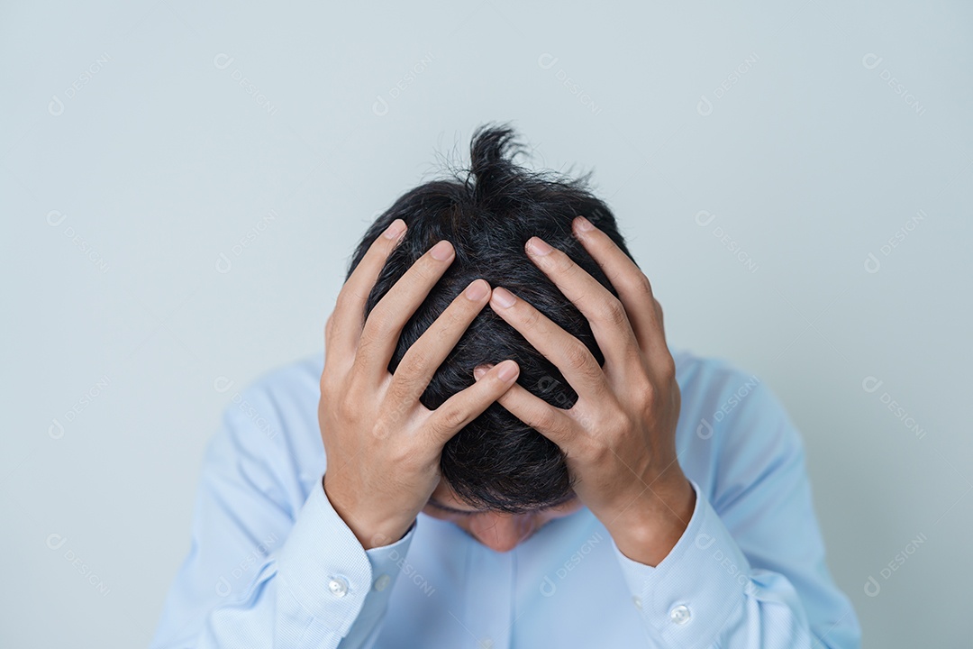 homem com dor de cabeça. estressado, enxaqueca, dia mundial do tumor cerebral, derrame cerebral, demência, alzheimer, parkinson e conceito mundial de saúde mental