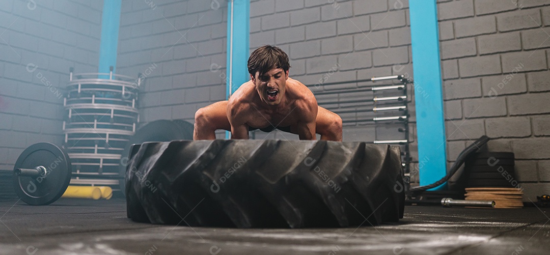 Homem latino vindo pronto para o treinamento crossfit