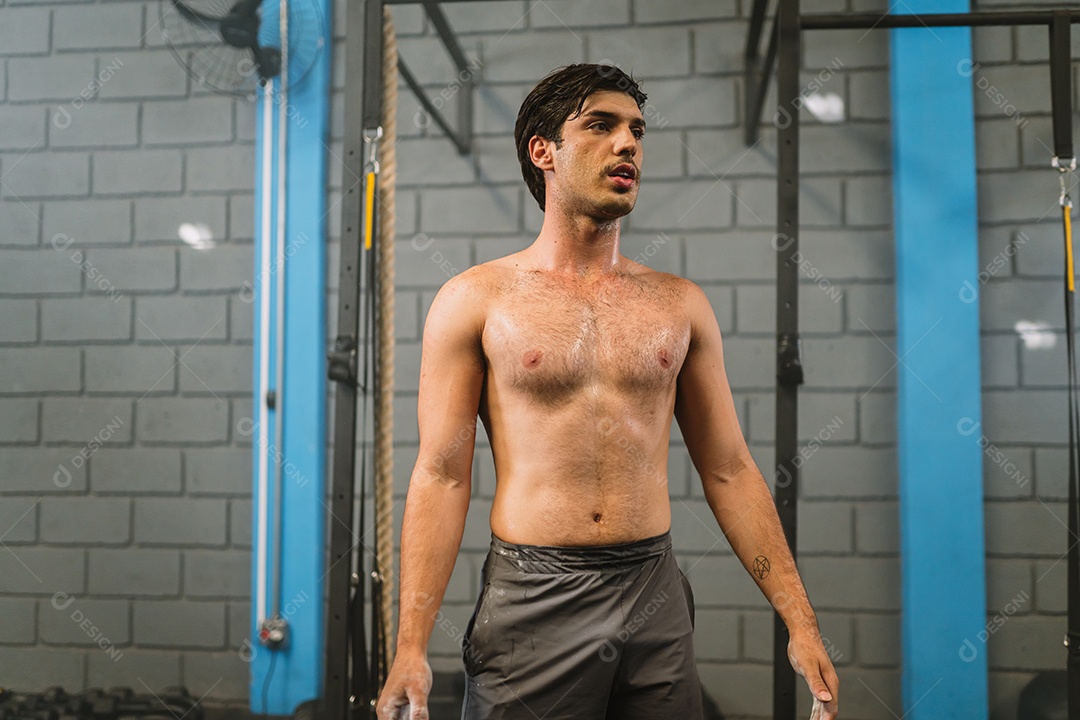 Homem latino vindo pronto para o treinamento crossfit