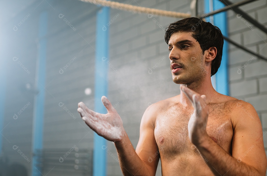 Homem latino vindo pronto para o treinamento crossfit