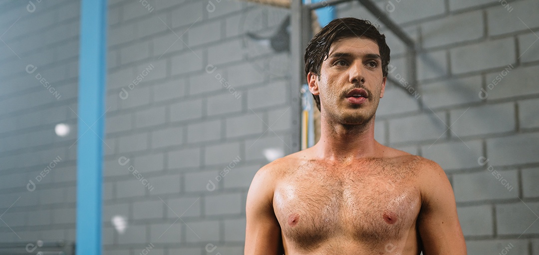 Homem latino vindo pronto para o treinamento crossfit