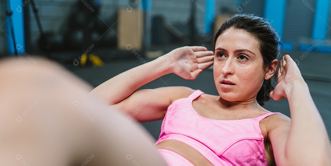 Garota latina se preparando para o treinamento crossfit