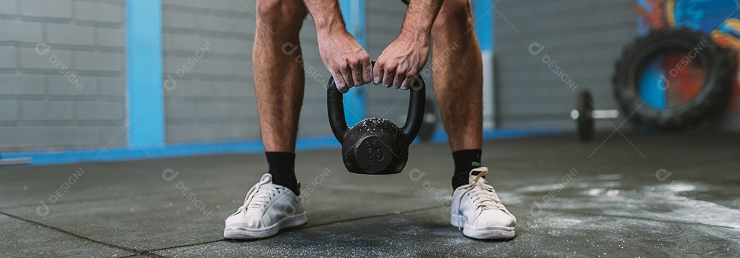 Homem latino vindo pronto para o treinamento crossfit