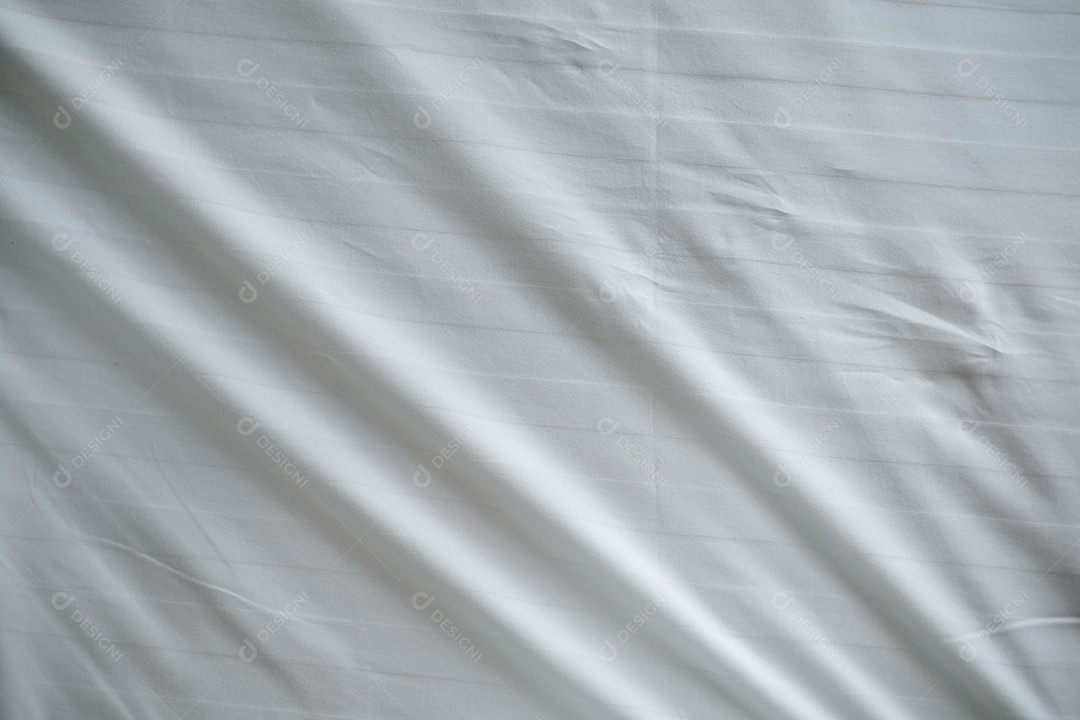 Textura gradiente de linho branco estilo de curva turva de tecido de luxo abstrato, roupa de cama enrugada e sombras cinza escuras, plano de fundo