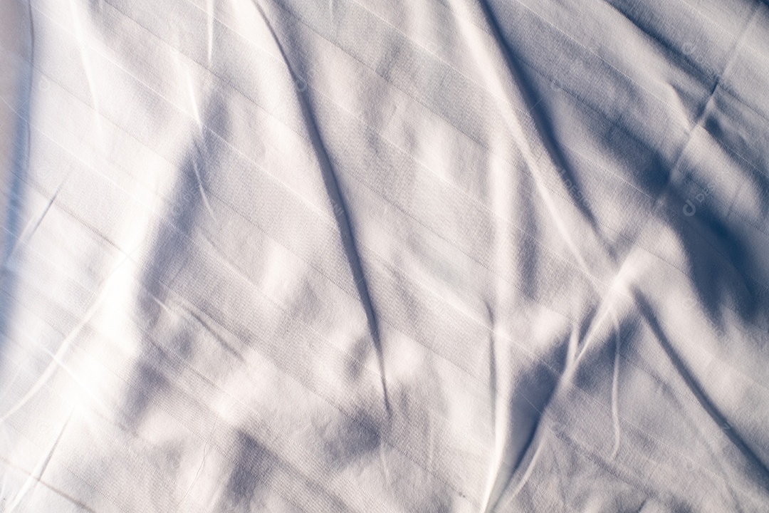 Textura gradiente de linho branco estilo de curva turva de tecido de luxo abstrato, roupa de cama enrugada e sombras cinza escuras, plano de fundo