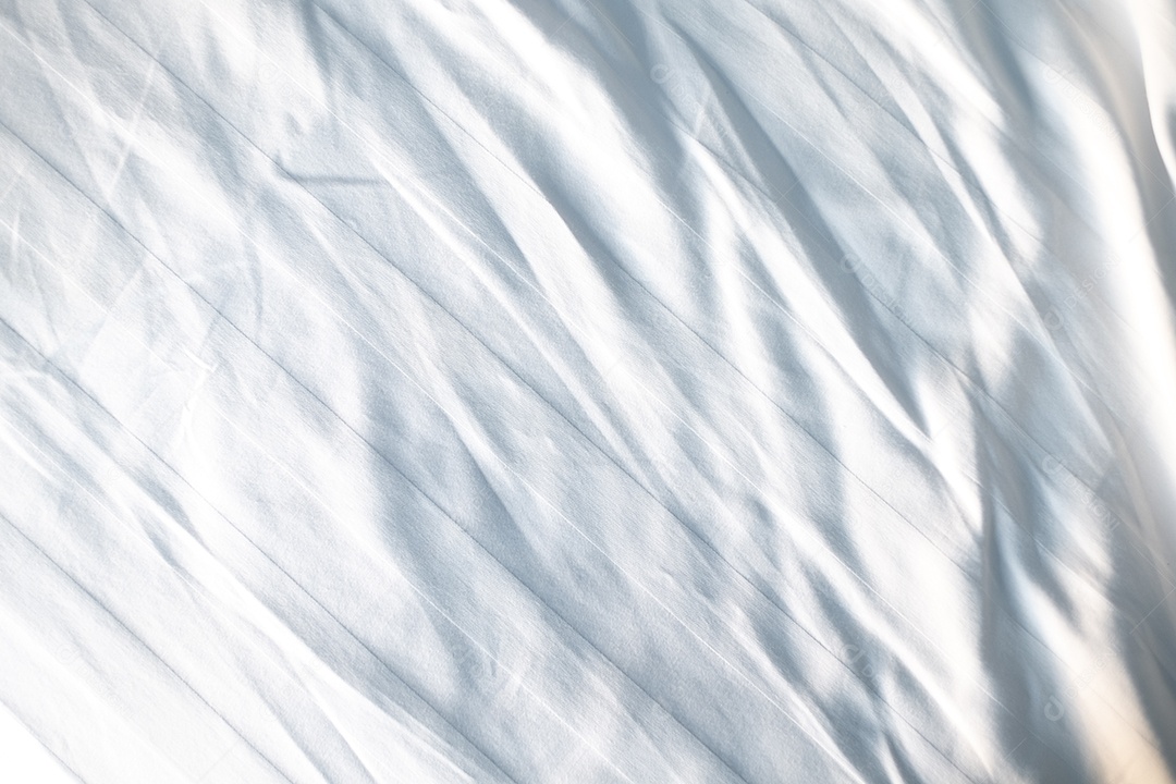 Textura gradiente de linho branco estilo de curva turva de tecido de luxo abstrato, roupa de cama enrugada e sombras cinza escuras, plano de fundo