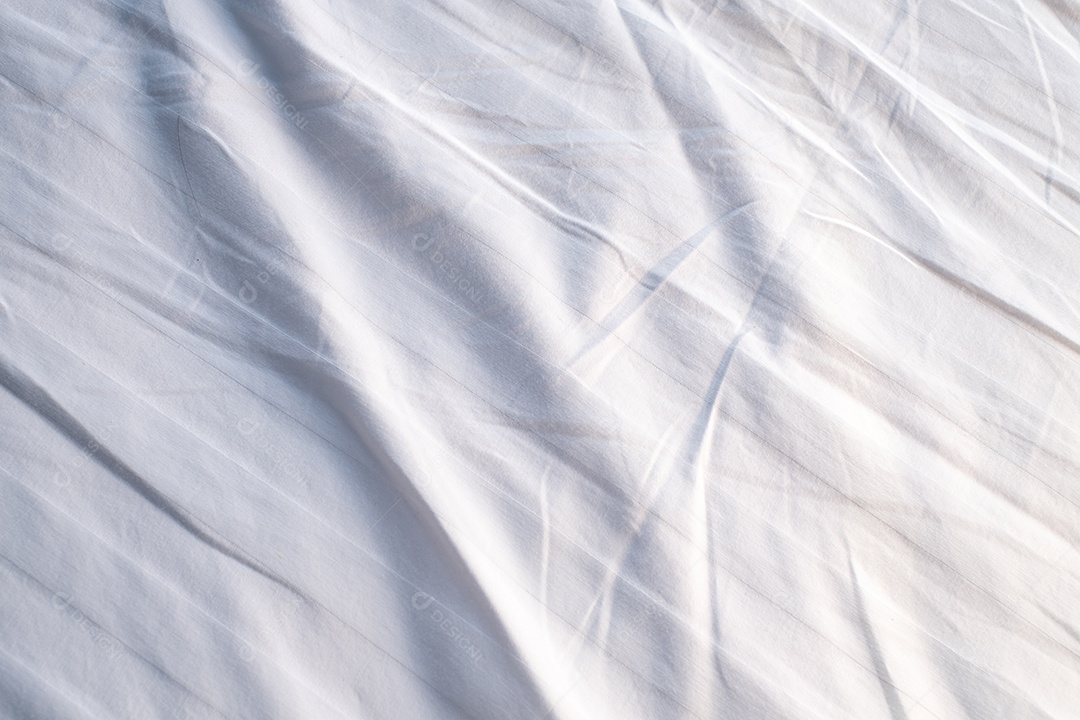Textura gradiente de linho branco estilo de curva turva de tecido de luxo abstrato, roupa de cama enrugada e sombras cinza escuras, plano de fundo