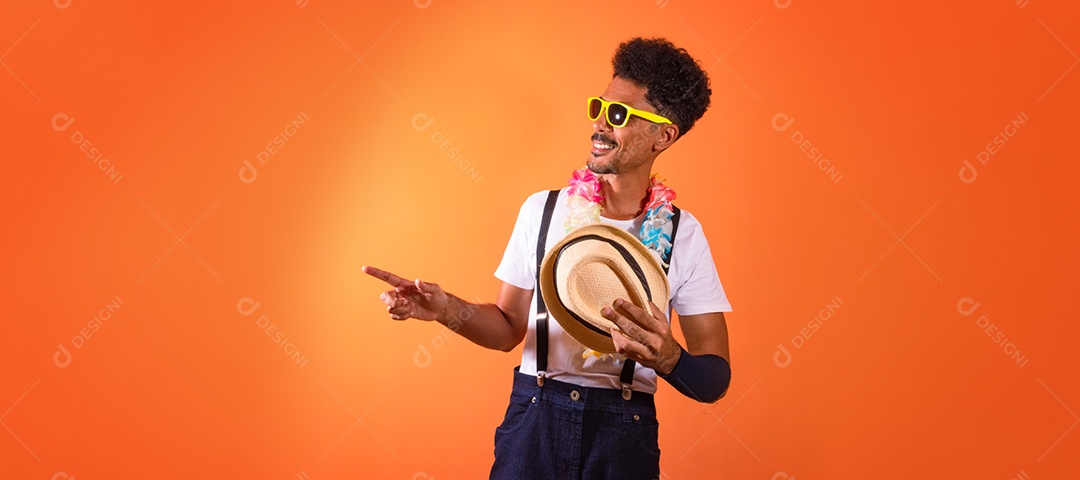 Traje Brasileiro de Carnaval. Homem negro com fantasia de carnaval se divertindo, isolado em fundo laranja