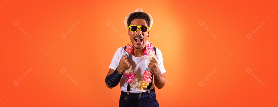 Traje Brasileiro de Carnaval. Homem negro com fantasia de carnaval se divertindo, isolado em fundo laranja