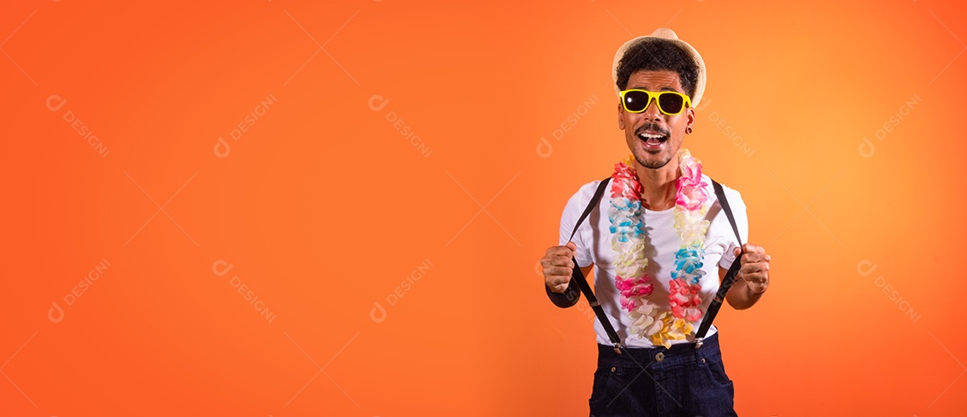 Traje Brasileiro de Carnaval. Homem negro com fantasia de carnaval se divertindo, isolado em fundo laranja