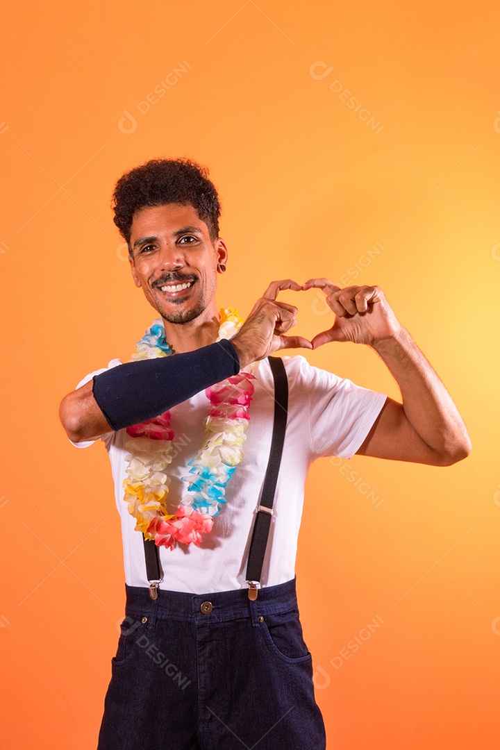 Traje Brasileiro de Carnaval. Homem negro com fantasia de carnaval se divertindo, isolado em fundo laranja