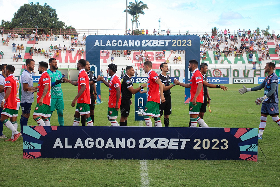 Lindo ínicio de campeonato de futebol alagoano com jogadores sobre um gramado