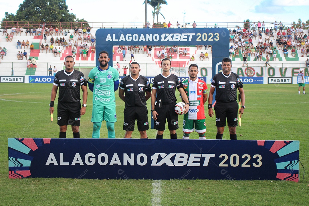 Lindo ínicio de campeonato de futebol alagoano com jogadores e árbitros sobre um gramado