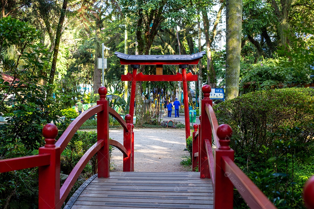 Praça Riugi Kojima em São José dos Campos, Brasil. Monumento japonês e jardim