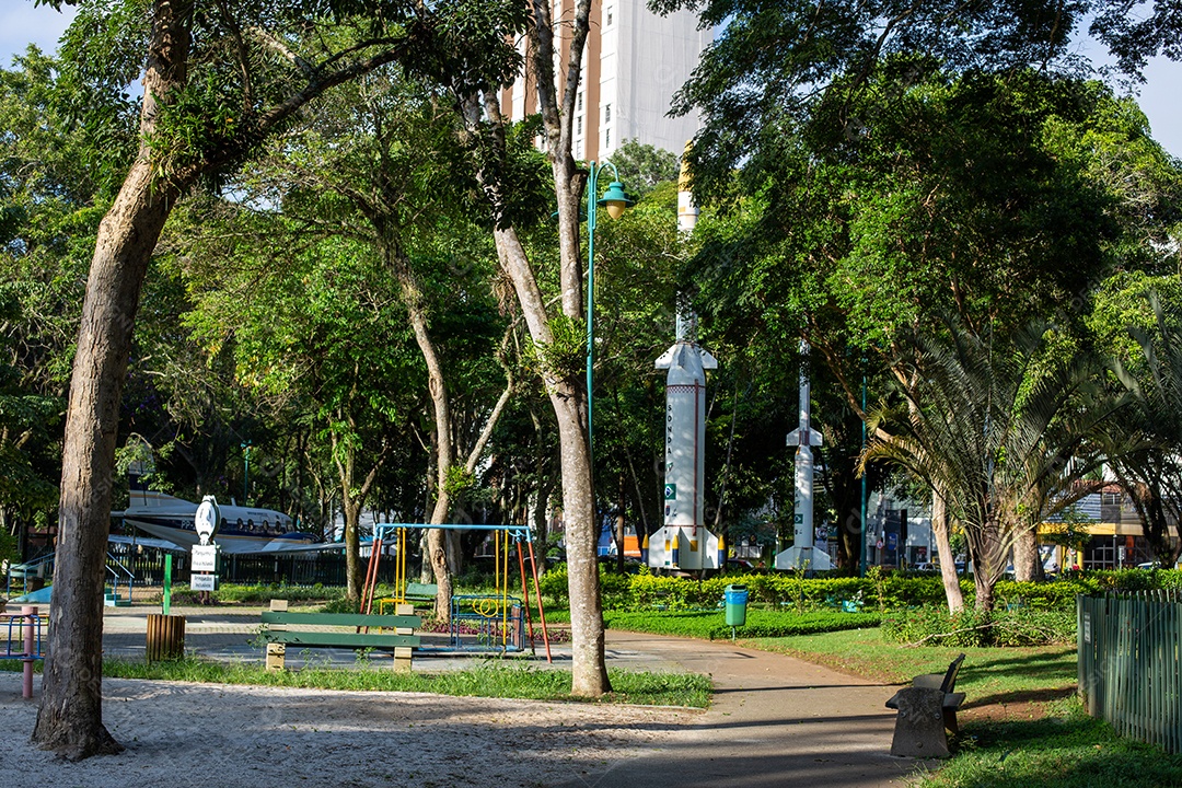 São José dos Campos, São Paulo, Brasil Parque Santos Dumont em São José dos Campos, Brasil. Réplica do avião 14 Bis e Bandeirante