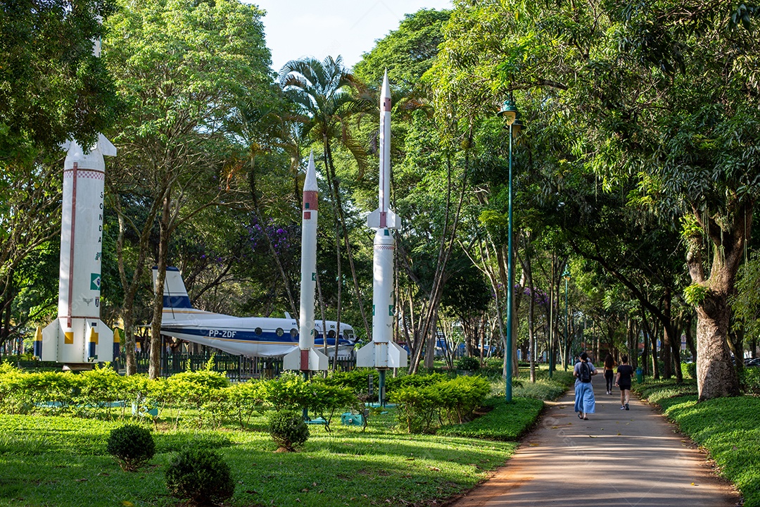 São José dos Campos, São Paulo, Brasil Parque Santos Dumont em São José dos Campos, Brasil. Réplica do avião 14 Bis e Bandeirante