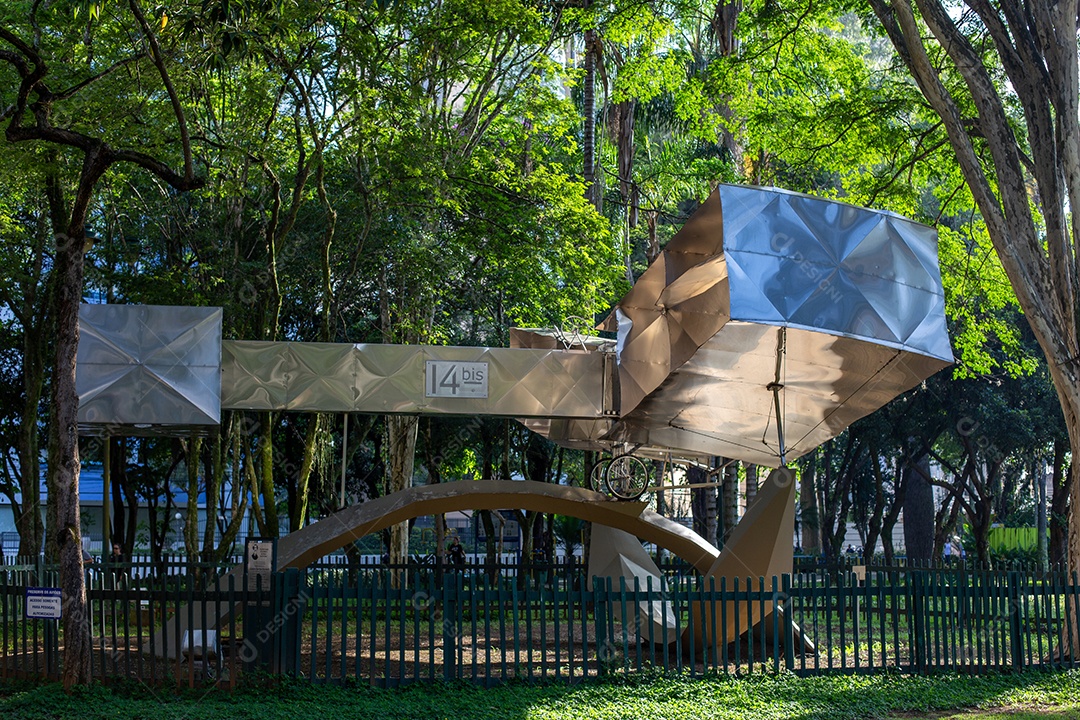 São José dos Campos, São Paulo, Brasil Parque Santos Dumont em São José dos Campos, Brasil. Réplica do avião 14 Bis e Bandeirante