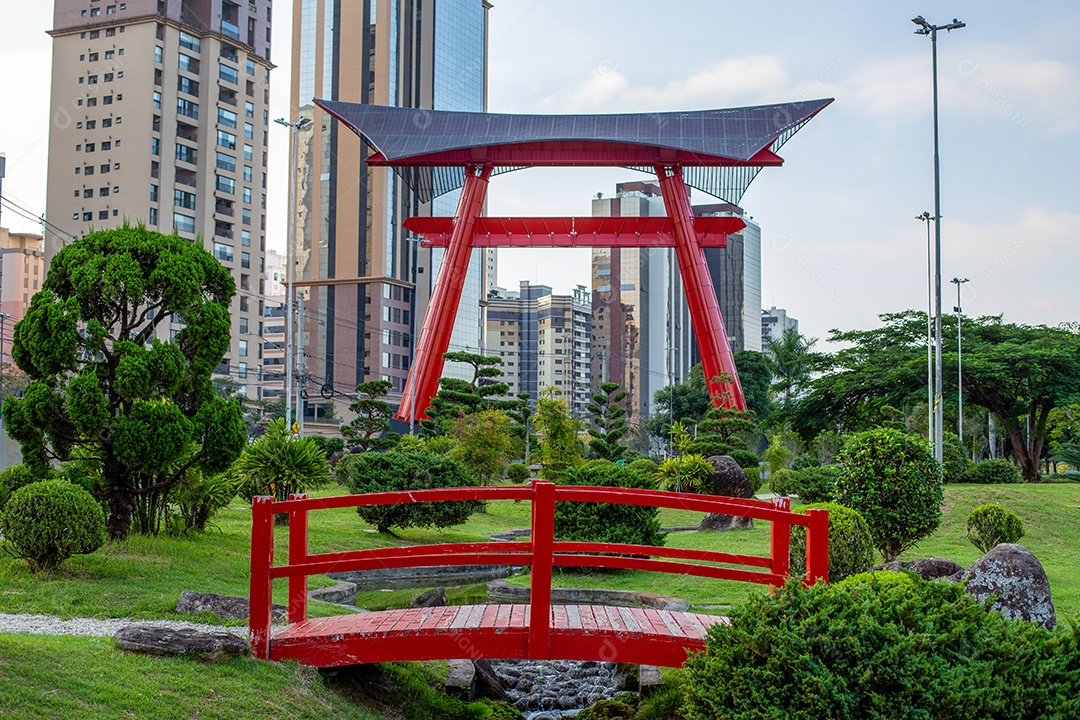 Praça Riugi Kojima em São José dos Campos, Brasil. Monumento japonês e jardim