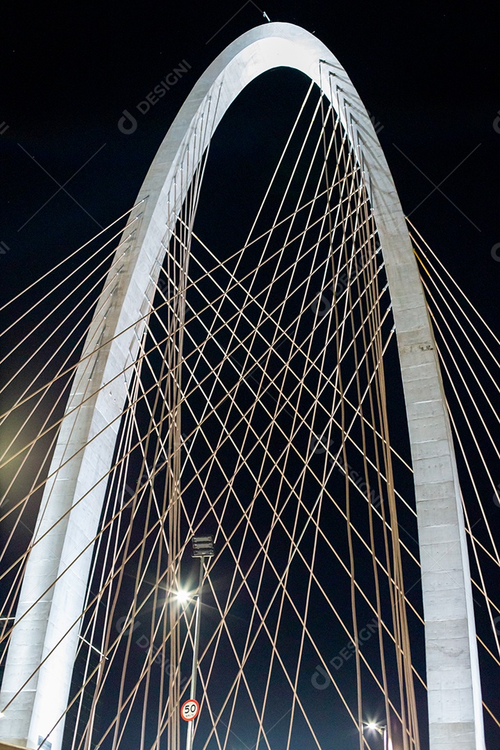 Ponte estaiada em São José dos Campos conhecida como arco da inovação.