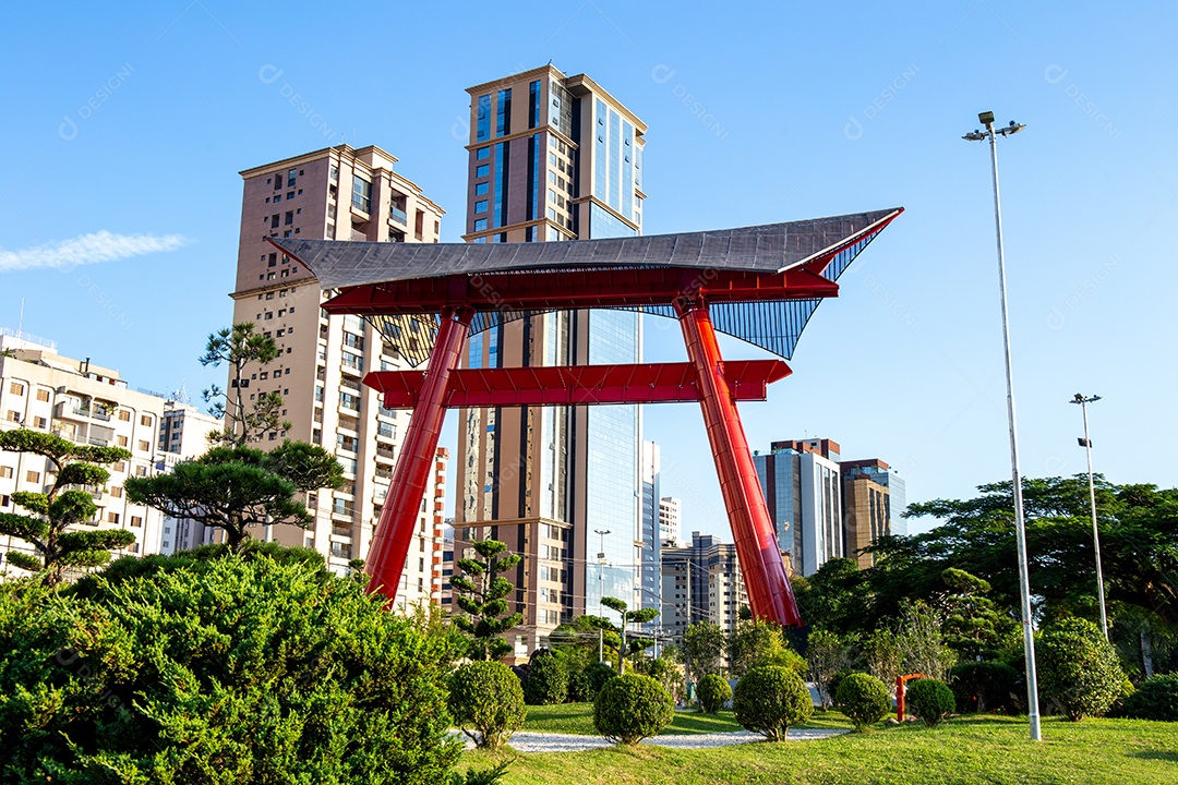 Praça Riugi Kojima em São José dos Campos, Brasil. Monumento japonês e jardim