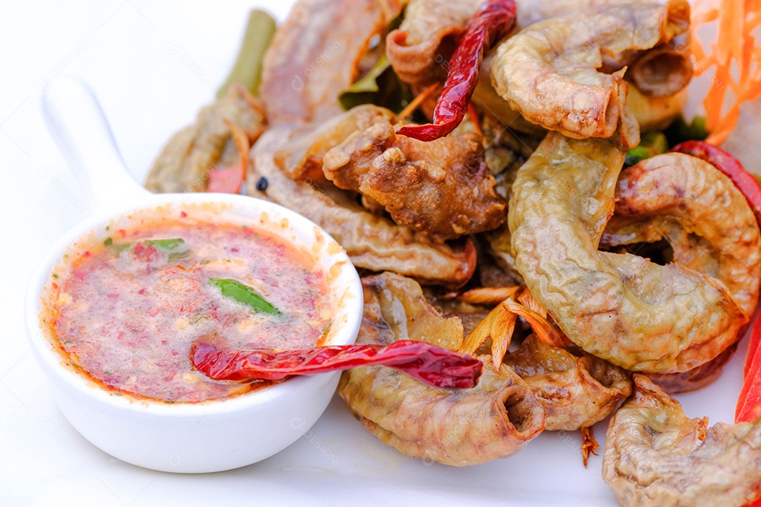 Camarão sobre molho tabua madeira