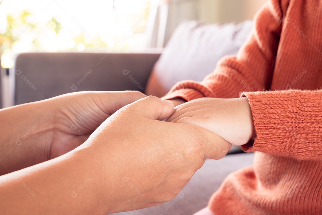 Mãe segurando a mão do bebê em casa para encorajar e esperar, conceito de família feliz