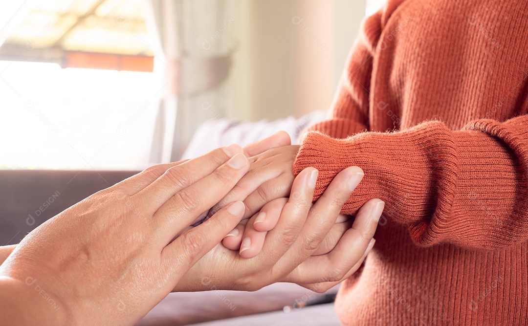 Mãe segurando a mão do bebê em casa para encorajar e esperar, conceito de família feliz