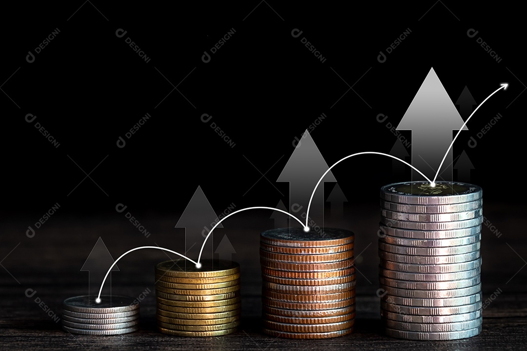 Moedas em moedas empilhadas com setas brancas subindo. Financeiro e comercial, economize dinheiro, impostos, depósito bancário, inflação. conceito de dinheiro crescente