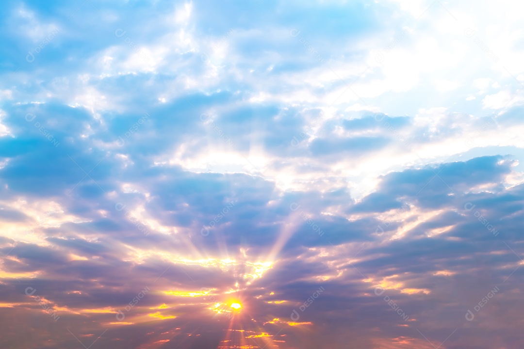 lindas nuvens de gradiente laranja e luz do sol no céu azul e céu dourado perfeito para o fundo, pegue a noite, Crepúsculo